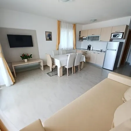 Apartments Amor 아파트 트로기르